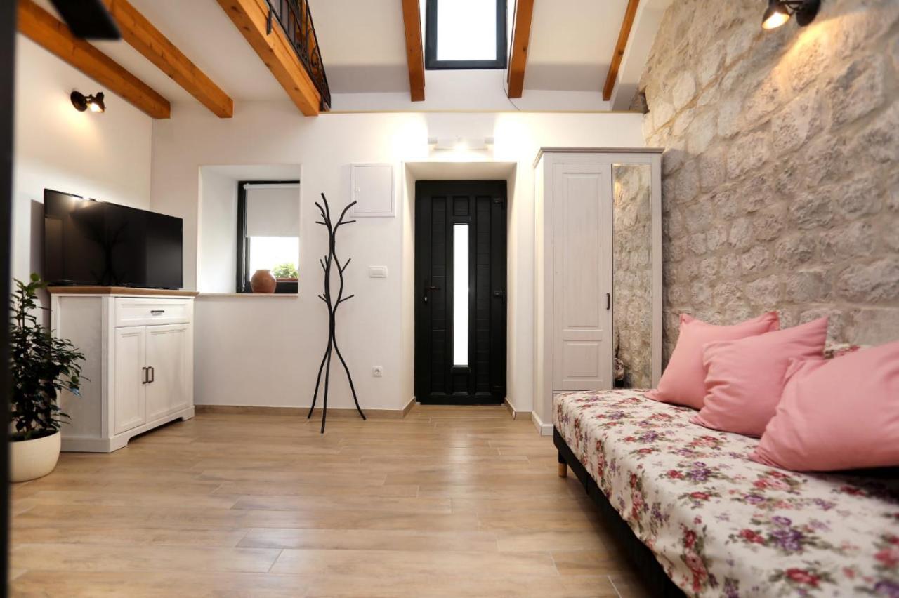 Studio Apartman Mihaella Kaštela Exterior foto